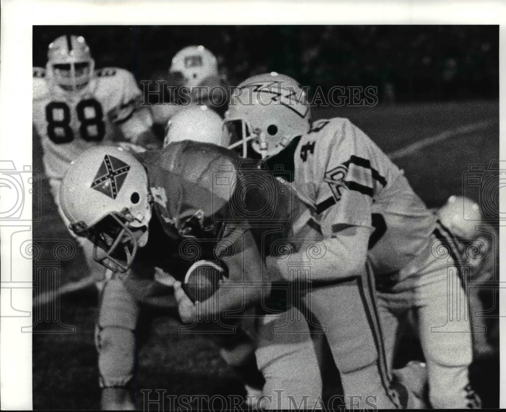 1985 Press Photo Ken Hoffert tackled by Tony Sullivan after he intercepted pass- Historic Images