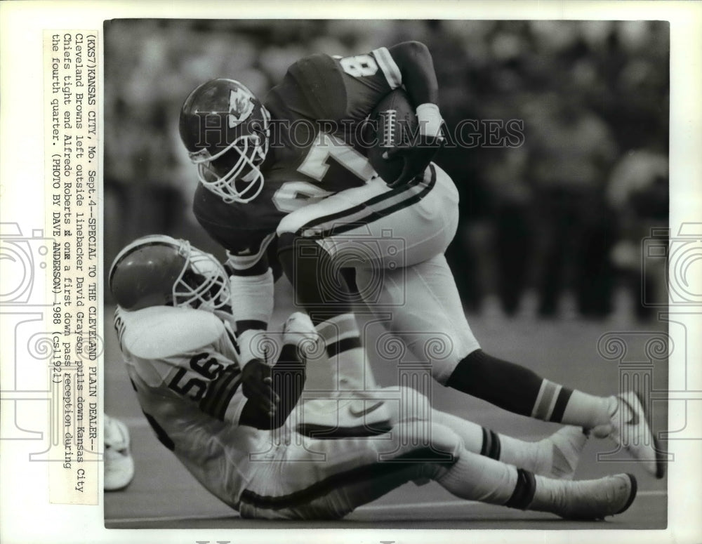 1988 Press Photo Browns linebacker David Grayson downs Chiefs Alfredo Roberts.- Historic Images