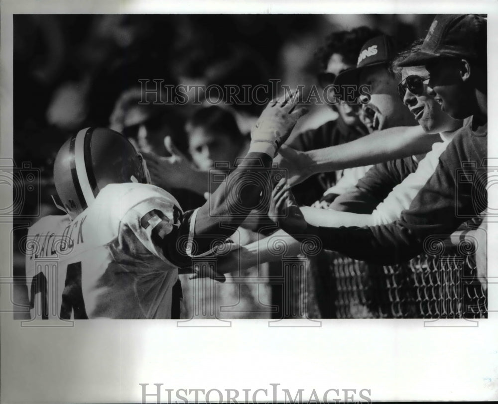 1989 Press Photo Tony Blaylock thanks fan thanks fan at Browns vs Jets game.- Historic Images