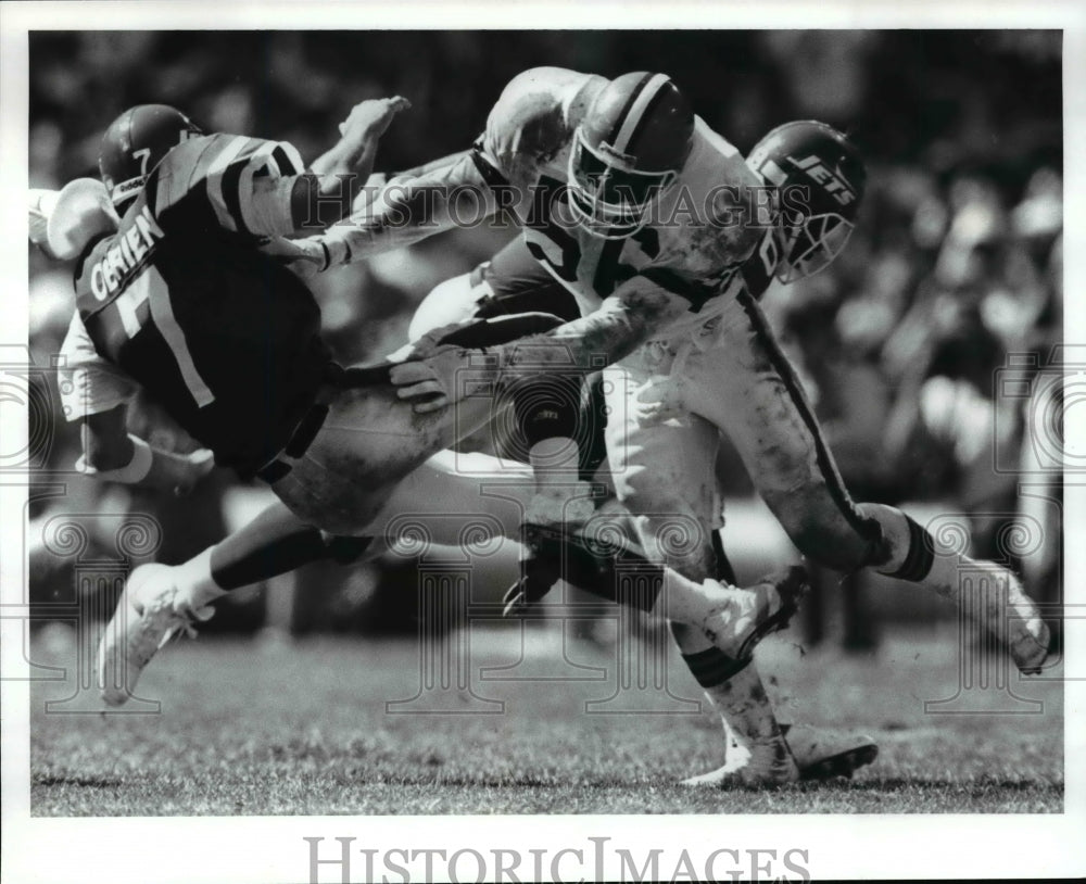 1989 Press Photo David Grayson slams Ken O&#39;Briend on turf. Browns win over Jets. - Historic Images