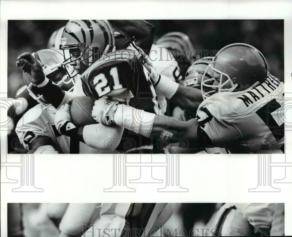 1988 Press Photo Bengals&#39; James Brooks is slowed down by Browns&#39; Clay Matthews - Historic Images