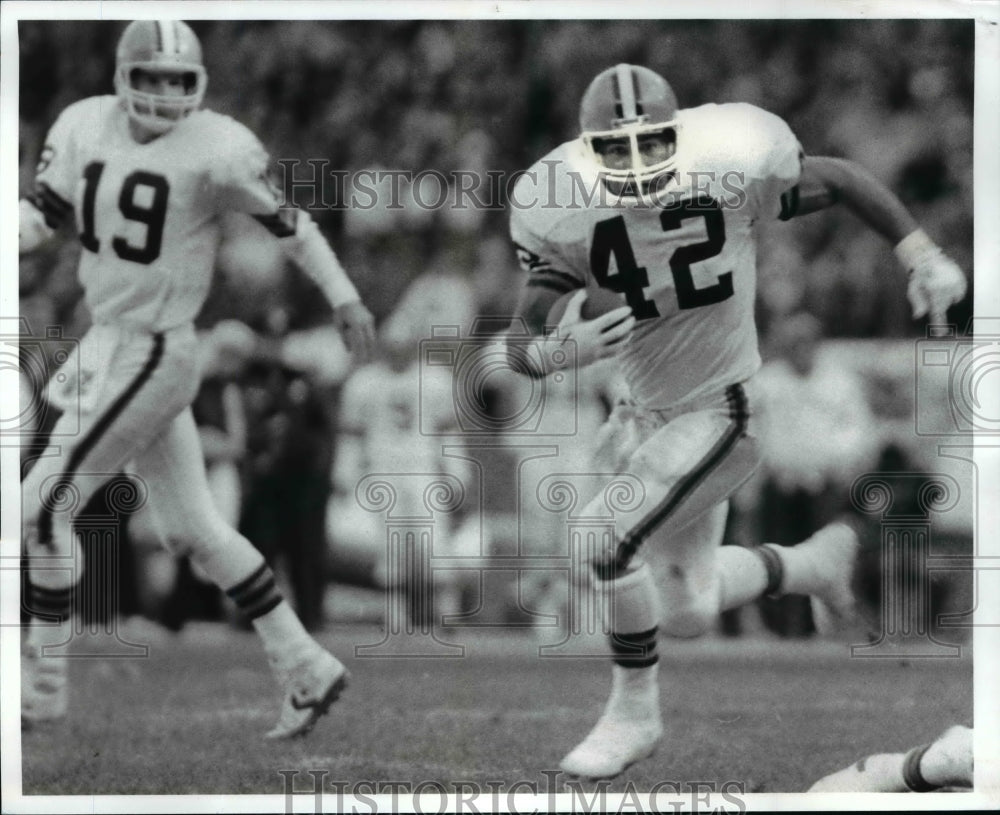 1988 Press Photo Tim Manoa sweeps right for a 2nd yard touchdown run - Historic Images