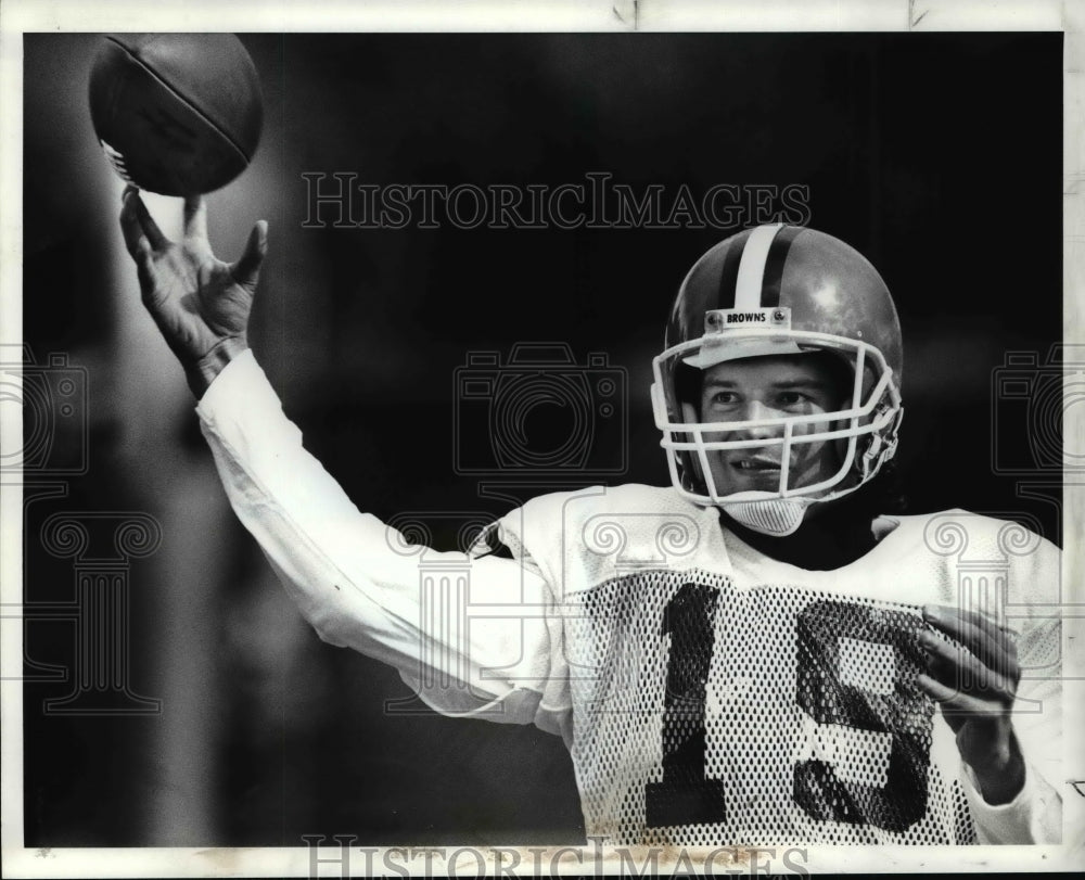 1988 Press Photo Kosar, passing first time in pads since the elbow injury- Historic Images