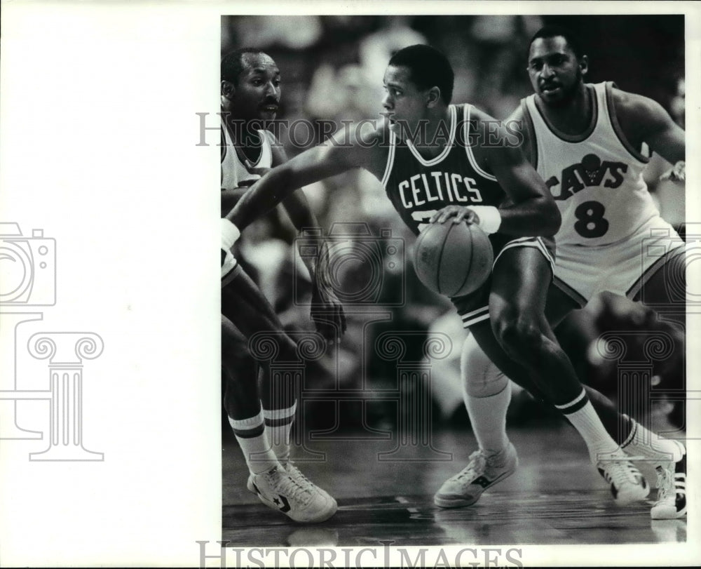 1985 Press Photo Quinn Buckner against Johnny Davis and Lonnie Shelton - Historic Images