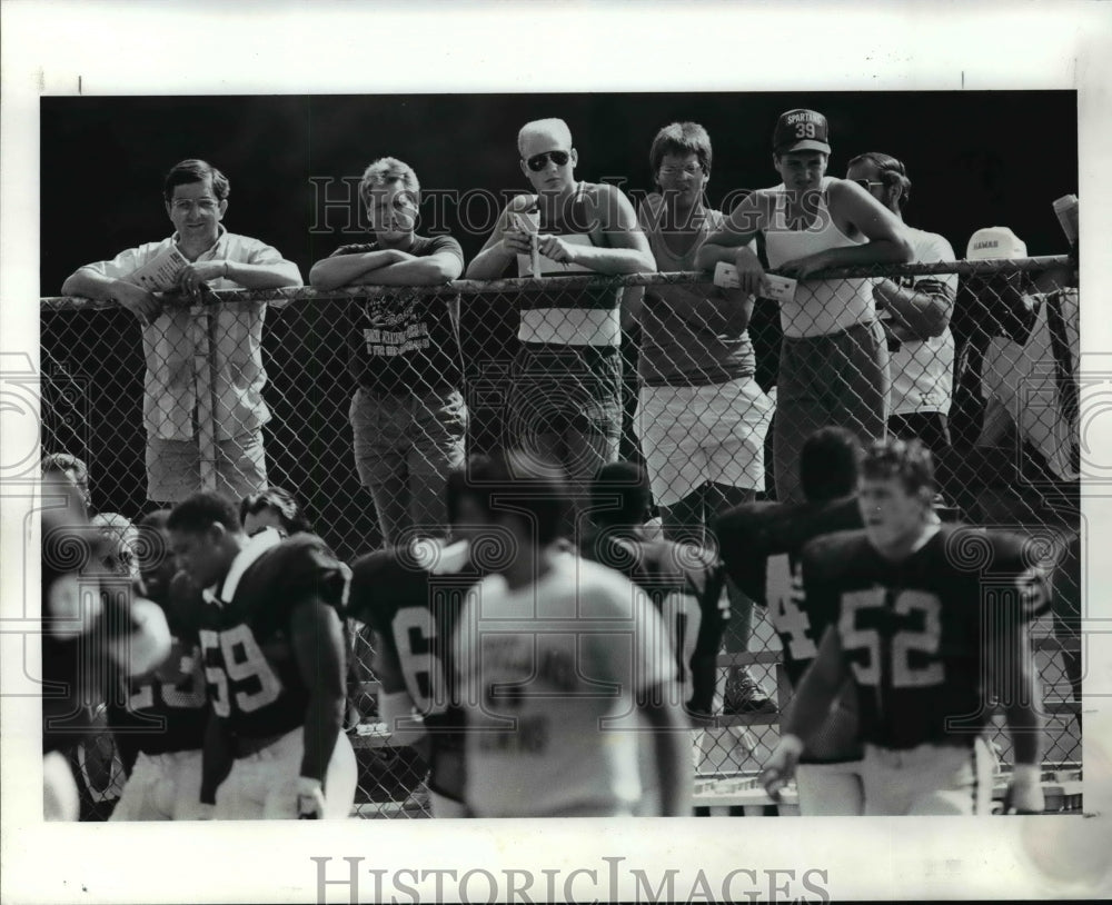 1987 Press Photo Fans gather at the Lakeland Community college for Browns season - Historic Images