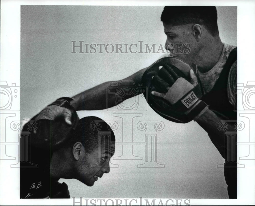 1992 Press Photo Wilson Smith Practices with Michael Davis - cvb54811 - Historic Images