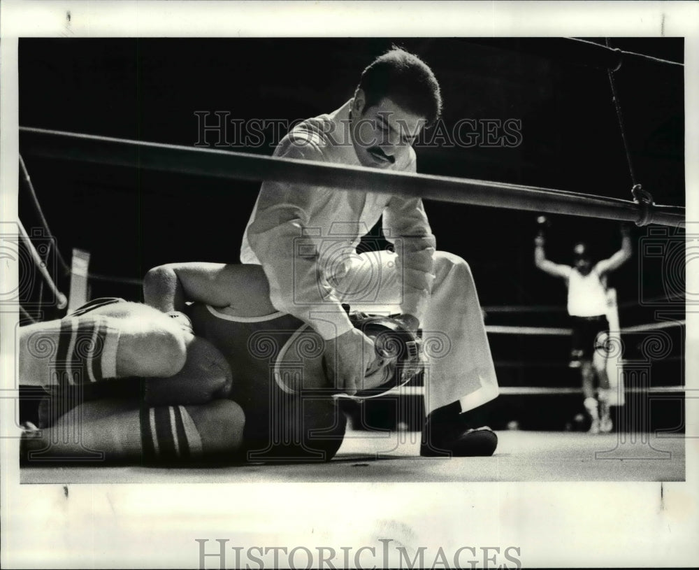 1983 Press Photo Antonio Rodriguez celebrates his victory in background - Historic Images