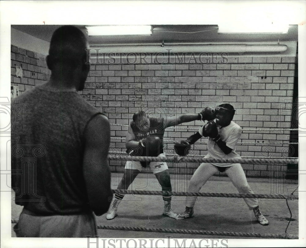 1991 Press Photo Coach/trainer Mike Mckee watches coach/trainer Dwayne Browder - Historic Images