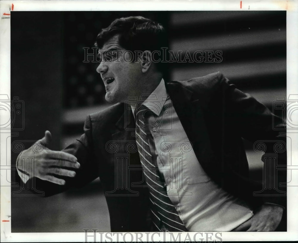 1986 Press Photo Kevin Mackey talks to his team - cvb54860 - Historic Images