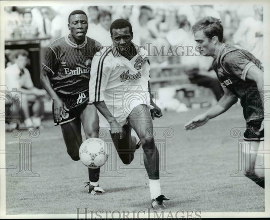 Press Photo Junio Ian Banda slices through two Earlham Defenders. - cvb54874- Historic Images