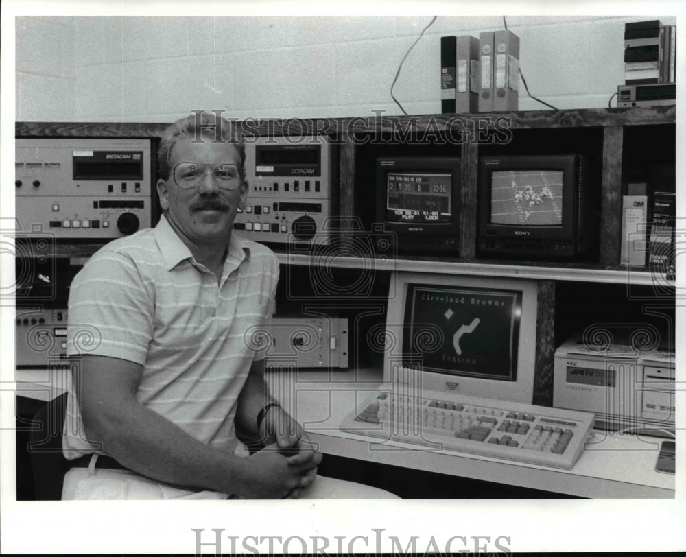 1989 Press Photo John Wuehrmann, Video Director for the Cleveland Browns - Historic Images