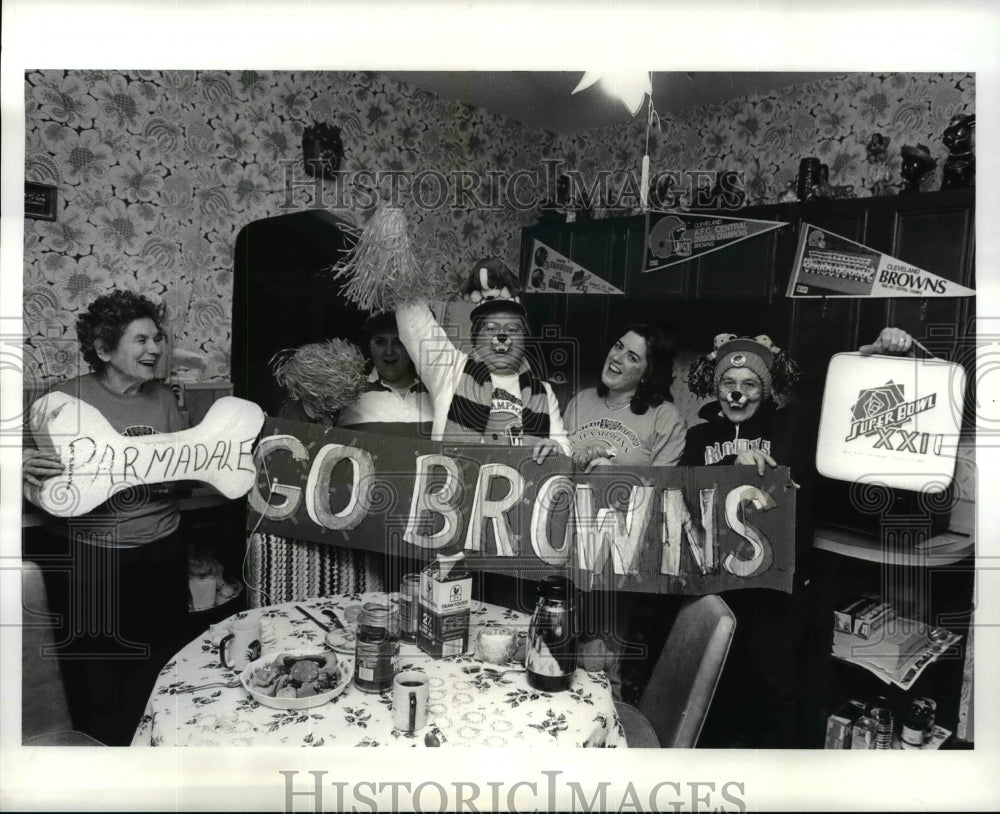 1987 Press Photo Browns Partys- Browns Party at Sr. Madelines Moms House.- Historic Images