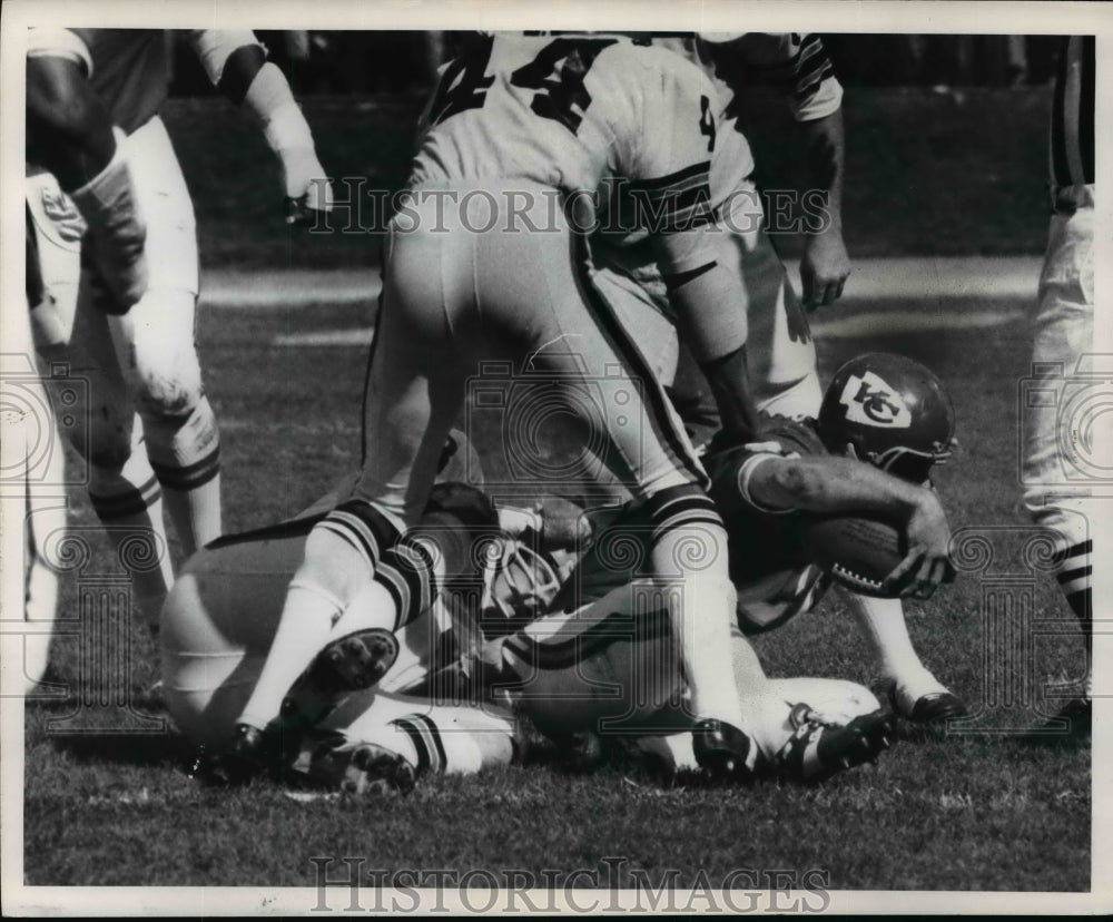 1972 Press Photo Action Shots 1972-73 Mike Sensibaugh (20) of the Chiefs - Historic Images