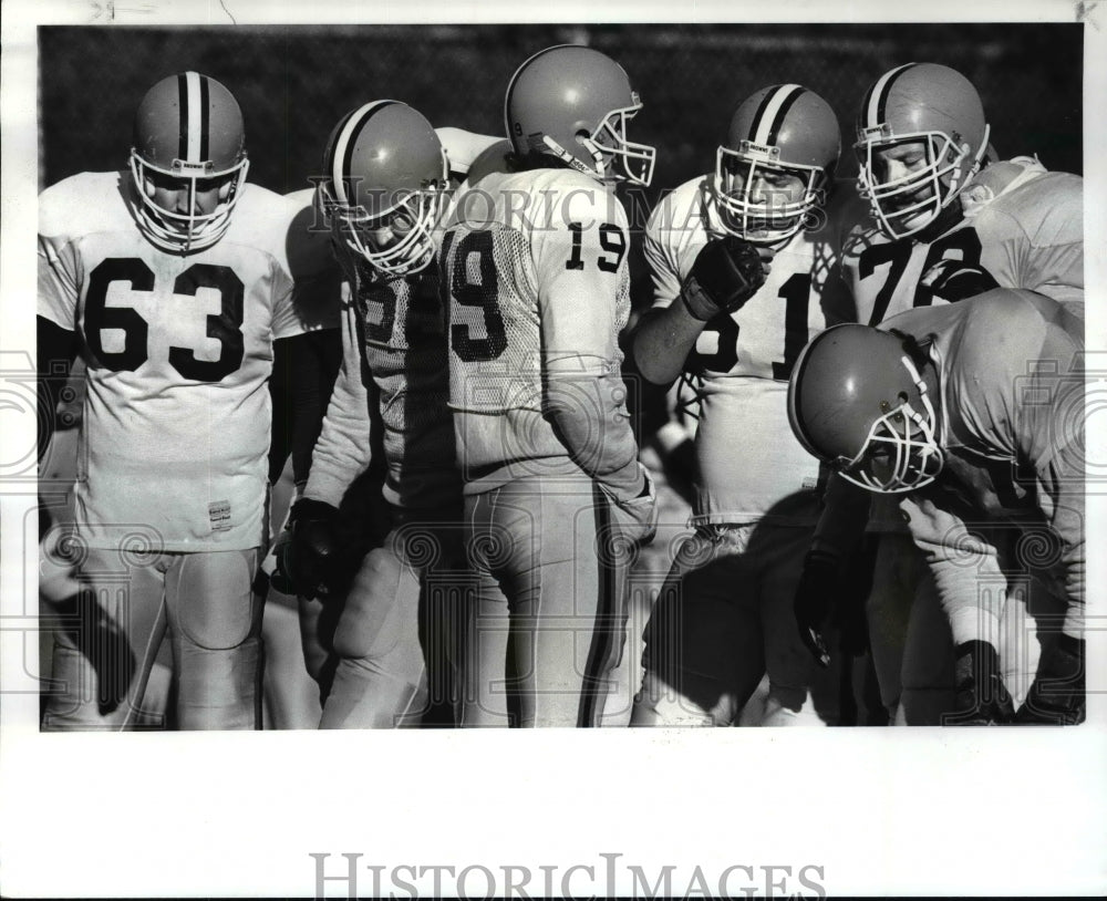 1987 Press Photo Bernie huddles with his offensive line at practice - cvb55028 - Historic Images