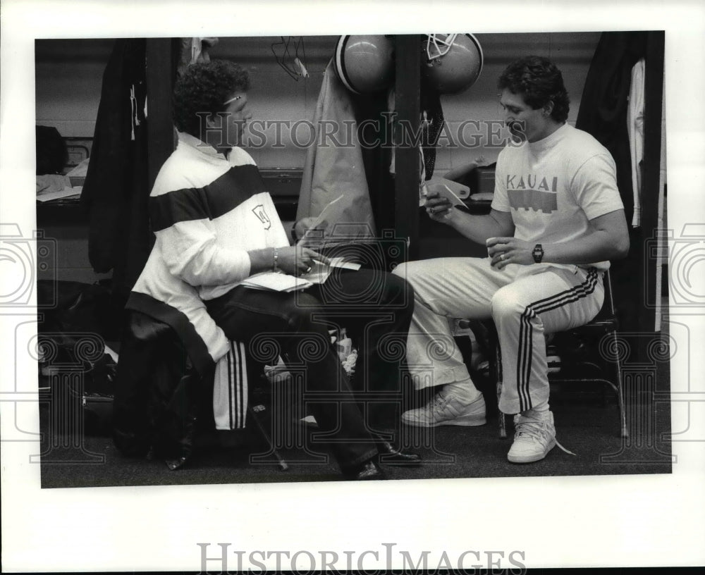 1987 Press Photo Mark Moseley and Jeff Gossett share last day mail. - cvb55031 - Historic Images