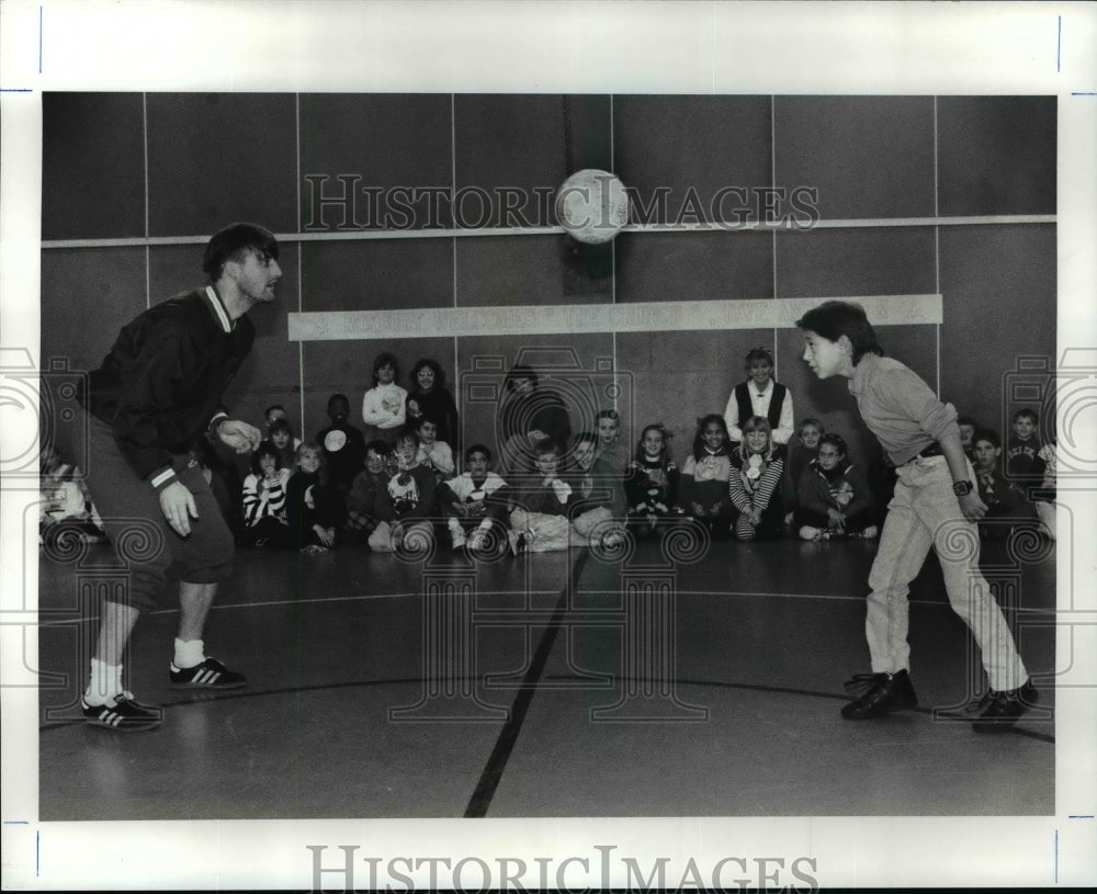 1992 Press Photo Left Dave Hoggon gives Ryan Koubek 3rd grader some pointers - Historic Images