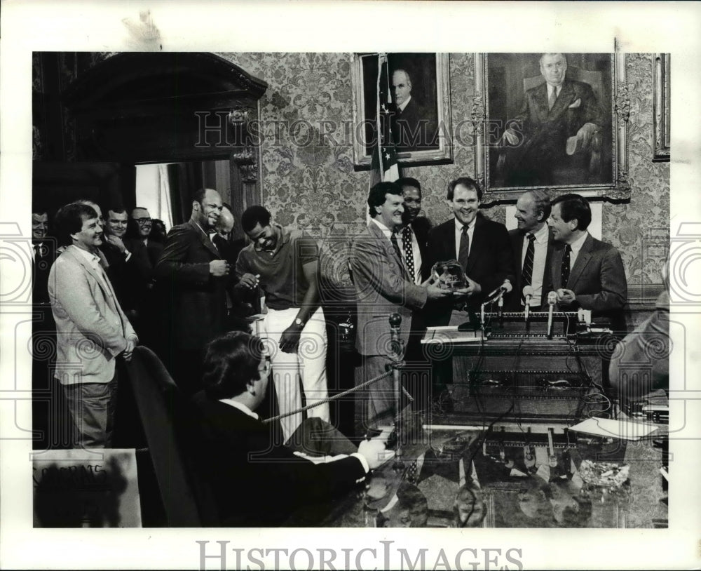 1985 Press Photo Cavs players live it up after receiving the key to the city - Historic Images