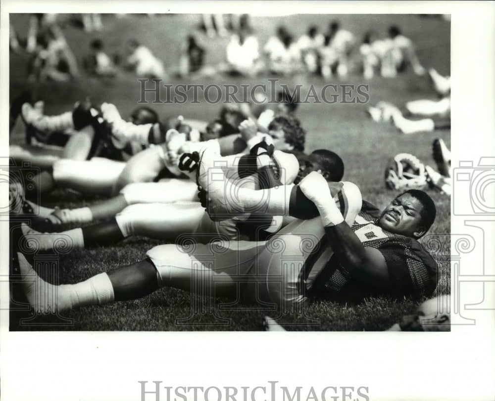 1988 Press Photo Carl Hairston stretches out before afternoon practice - Historic Images