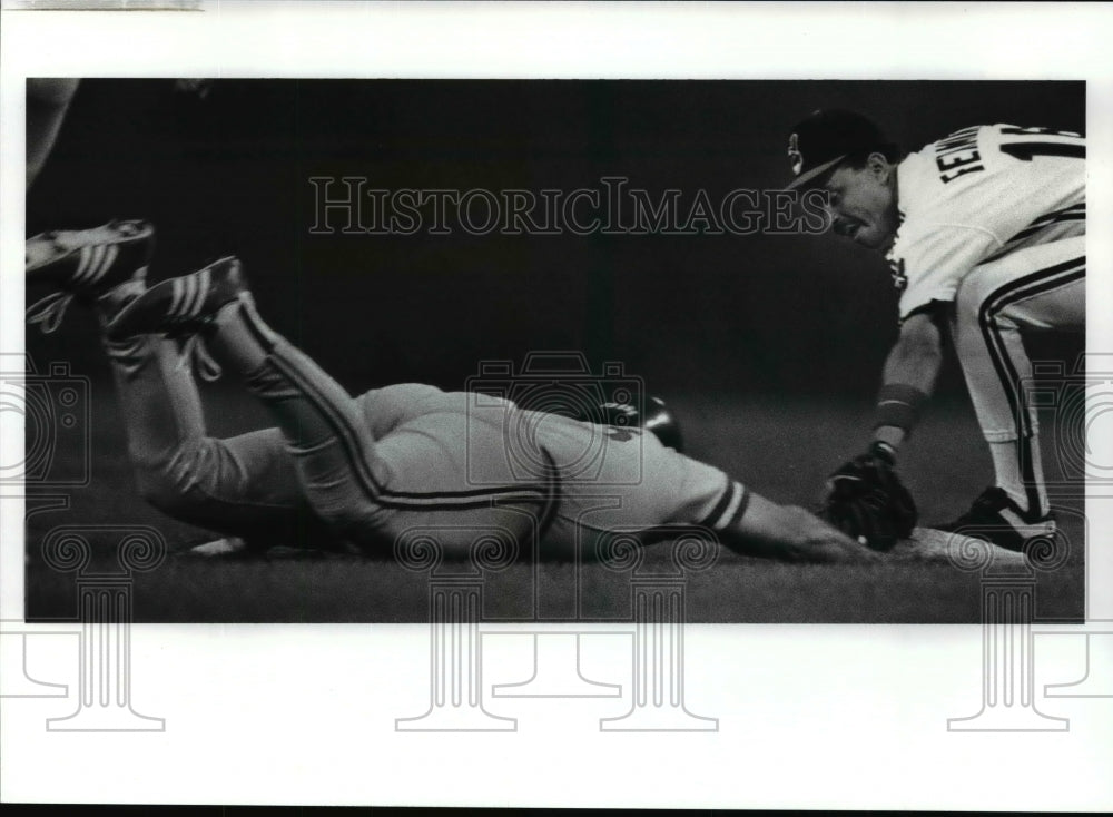 1989 Press Photo Felix Fermin appears to have put the tag on Joey Meyer - Historic Images