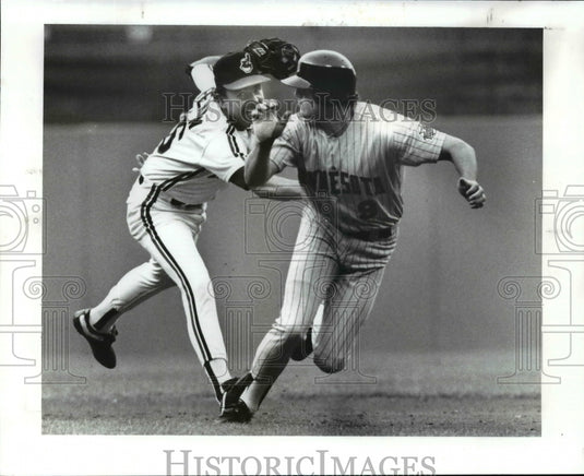 1989 Press Photo Larkin taged out by Fermin on run down - cvb55074- Historic Images