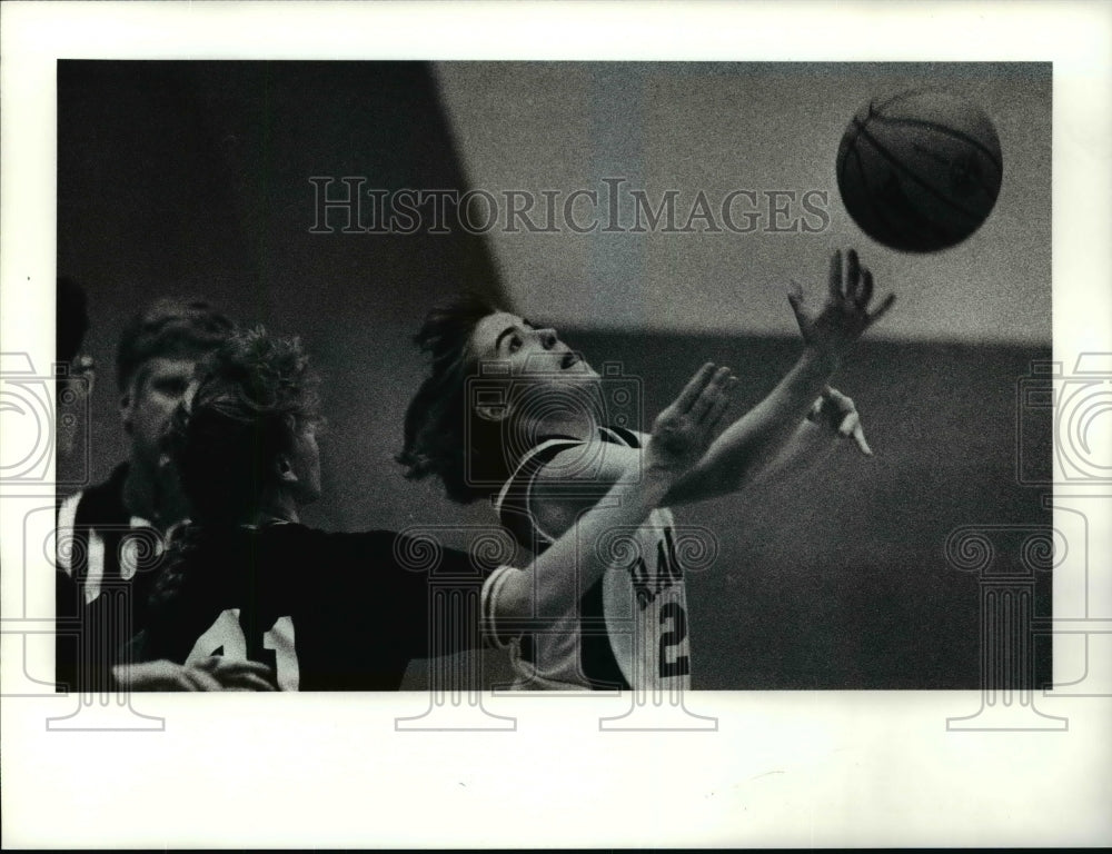 1990 Press Photo Colleen Fischer and Lora Hall chase loose ball, Southview High. - Historic Images