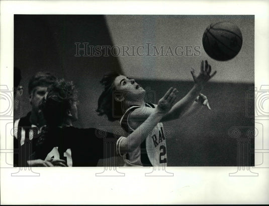 1990 Press Photo Colleen Fischer and Lora Hall chase loose ball, Southview High. - Historic Images