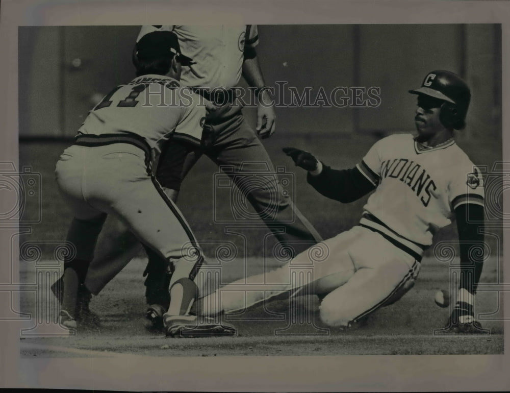 1985 Press Photo Julio Franco beats ball to 3rd base. Cleveland Indians baseball - Historic Images