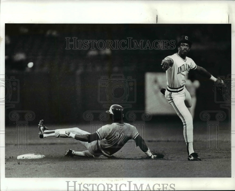 Press Photo Julio Franco with the Cleveland Indians baseball. - cvb55085 - Historic Images