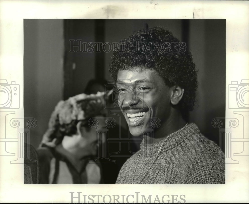 1985 Press Photo Julio Franco, new Cleveland Indian signed. - cvb55091-Historic Images