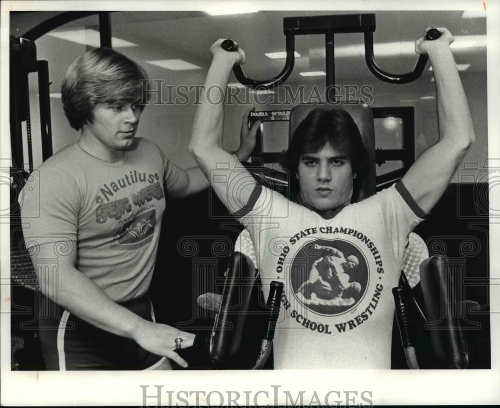 1981 Press Photo Mayfield High North-Chuck Sabatino works on Nautilus machine. - Historic Images