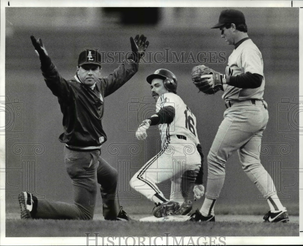 Press PhotoFelix Fermin advances to second on sac fly off the bat of Joe Carter - Historic Images