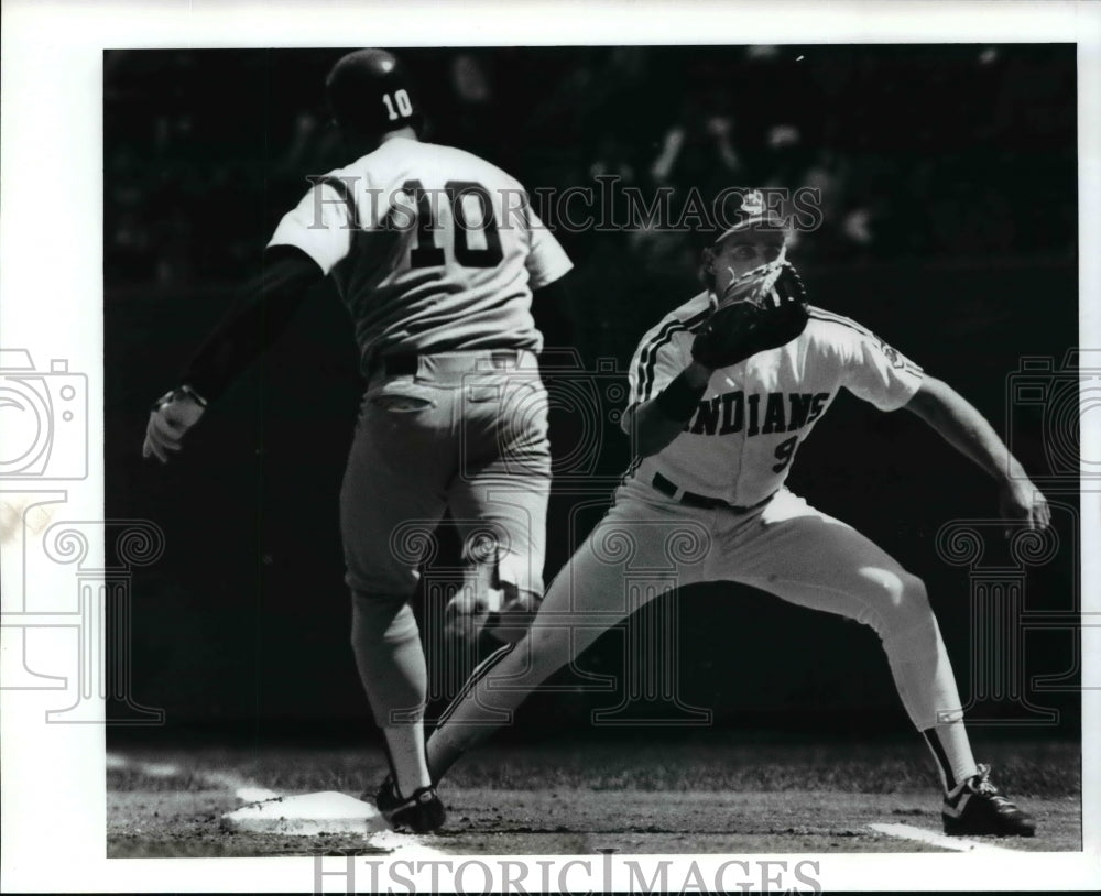 1989 Press Photo Pete O&#39;Brien waits the throw from catcher Andy Allison. - Historic Images