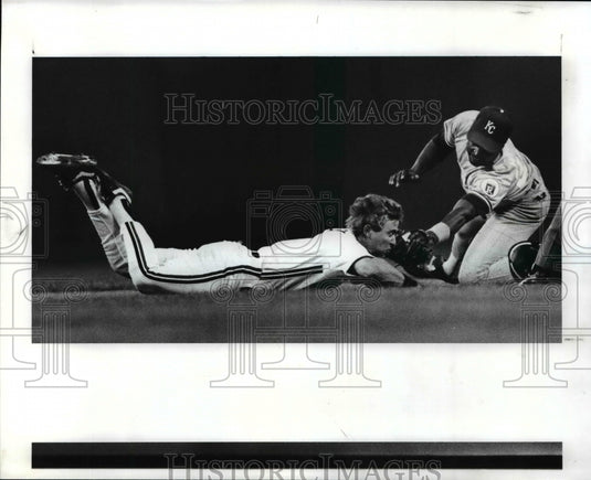 1989 Press Photo Indians Pete O'Brien is tagged on the nose by KC 2nd baseman. - Historic Images