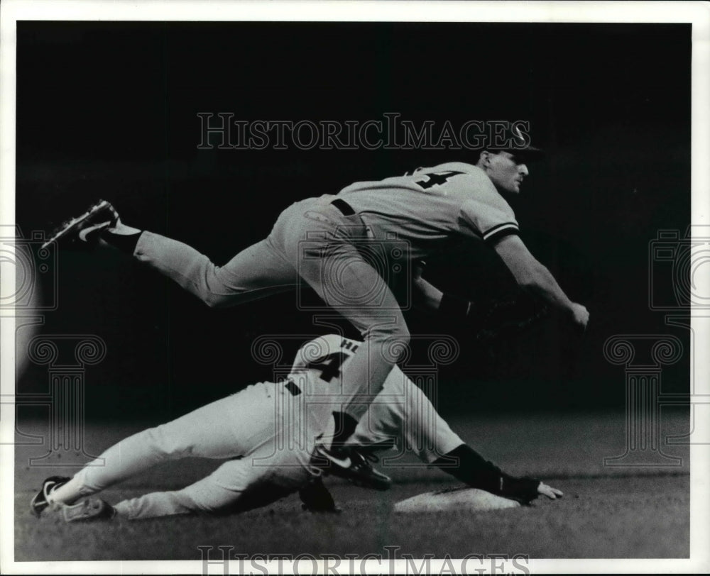 Press Photo Yankees Pat Kelly base tags out Indians Mike Huff - cvb55151 - Historic Images