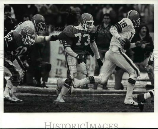 Press Photo Defensive end Simon Fletcher of Broncos escapes hold - cvb55153- Historic Images