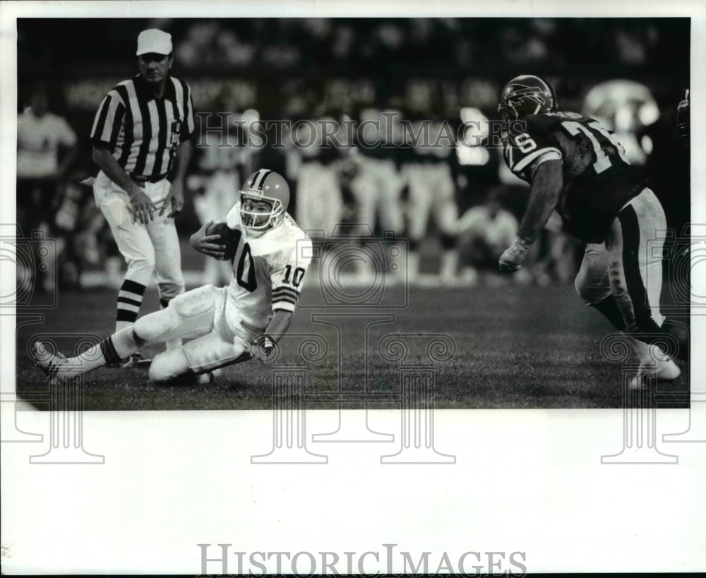 1986 Press Photo Mike Pagel hits the dirt after scrambling for short gain - Historic Images