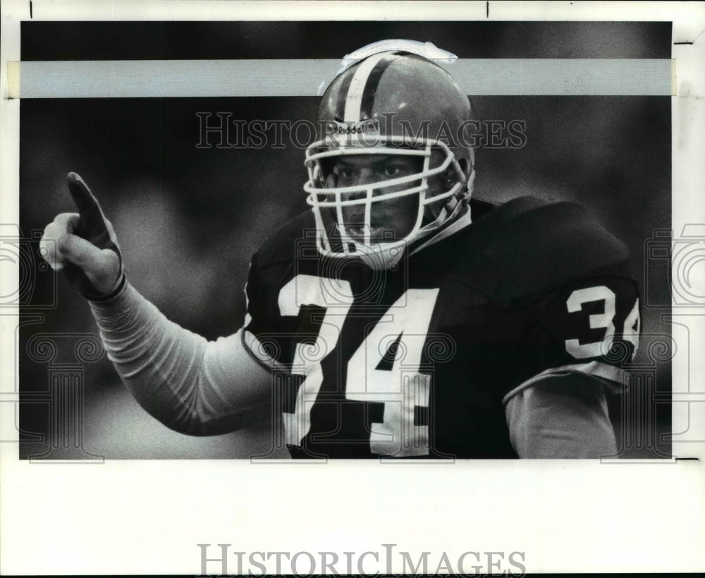1989 Press Photo Kevin Mack exchanges signals with the bench - cvb55190- Historic Images