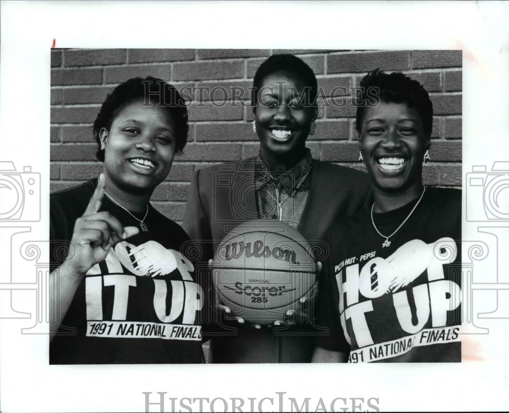 1991 Press Photo From left, Marcia Brentson, Tracey Hall &amp; Carmela McMullen - Historic Images