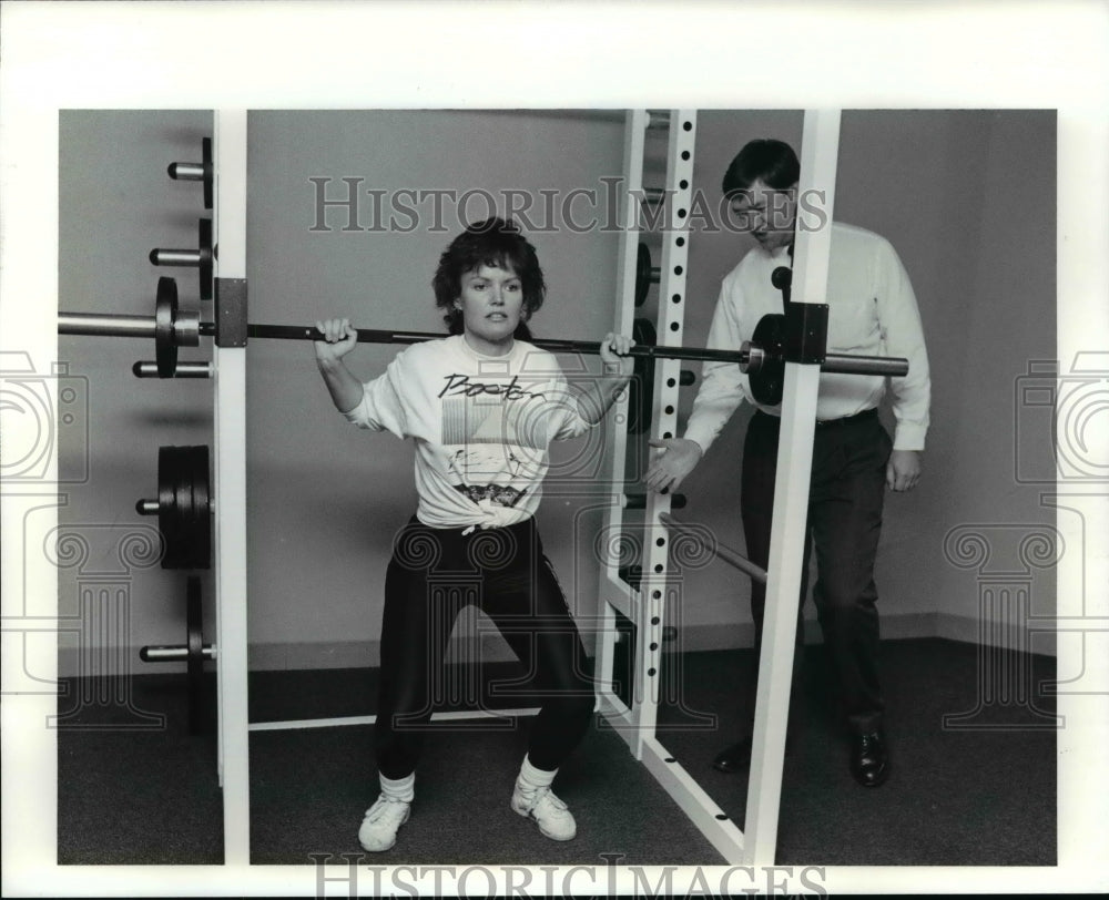 1991 Press Photo Pamela Takacs works out with the direction of PT Edward Aube - Historic Images