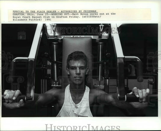 1991 Press Photo Matt Botoos works out at the Royal Court Raquet Club - Historic Images