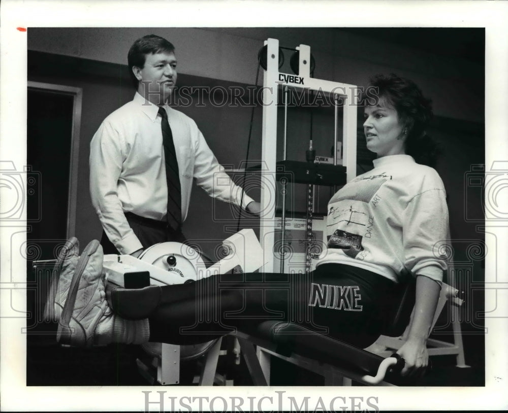 1991 Press Photo PT Edward Aube works with Pamela Takacs on the Cybex machine - Historic Images
