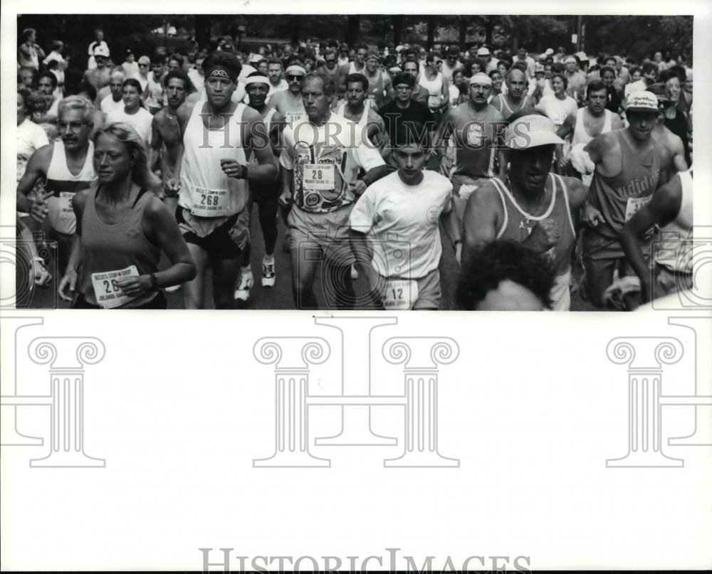 Press Photo Racers at the start of the Excellent run 10k at the horseshoe lake- Historic Images