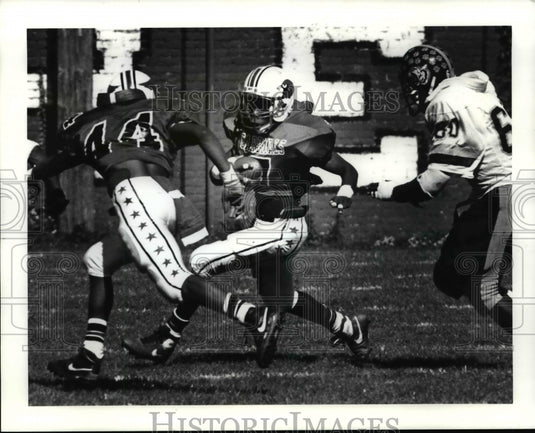 1990 Press Photo William Triplett, Raching Switzer-football action scene- Historic Images