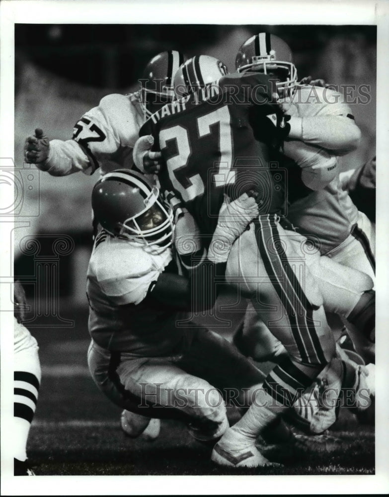 1986 Press Photo Dolphins Lorenzo Hampton stopped by Big Daddy Hairston - Historic Images