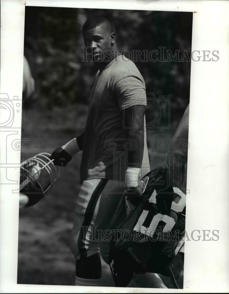1990 Press Photo David Grayson reports to Browns training camp. - cvb55415 - Historic Images