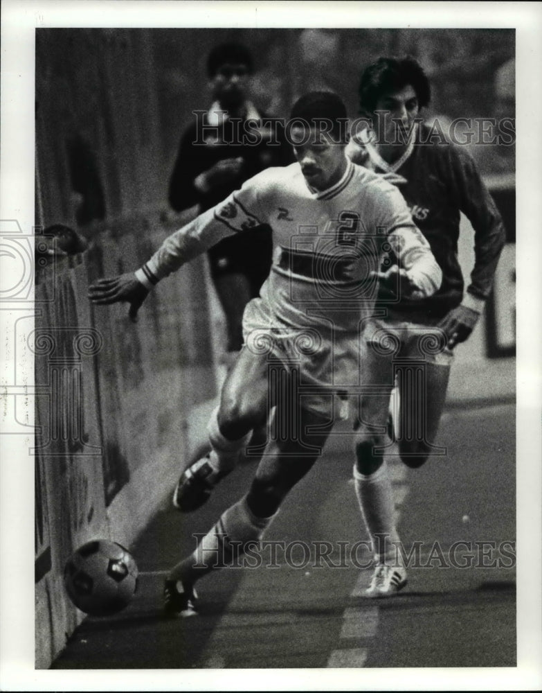 1987 Press Photo Desmond Armstrong Controls the Ball Against Marcio Leite - Historic Images