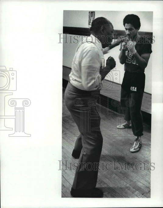 1982 Press Photo Lee Shepherd retired pro fighter gives a few pointers - Historic Images