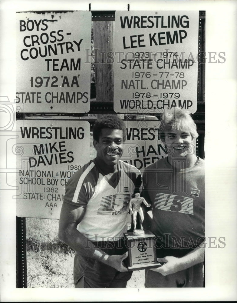 1983 Press Photo Lee Kemp (light jersey) AAU Wrestling Champion and Mike Davies - Historic Images