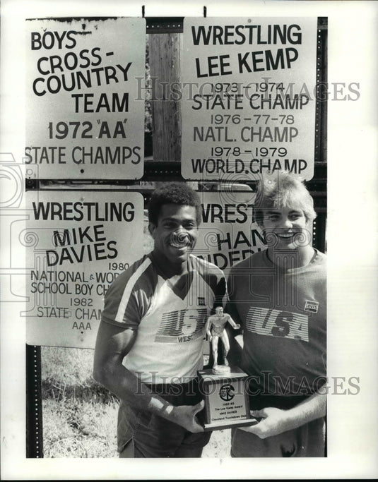 1983 Press Photo Lee Kemp (light jersey) AAU Wrestling Champion and Mike Davies - Historic Images