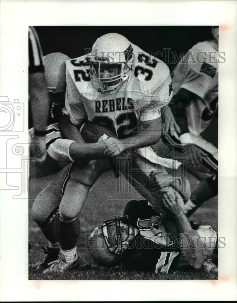 1991 Press Photo Wickcliffe&#39;s Chris Ball C#41 tries to pull down Matt Pinchak. - Historic Images